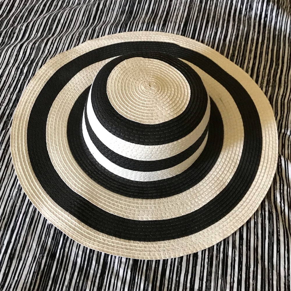 Black and cream sun hat